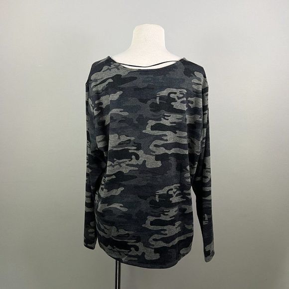 NWT SANCTUARY Grey Camo V‎ Neck Shirt (1X) - Picture 4 of 8